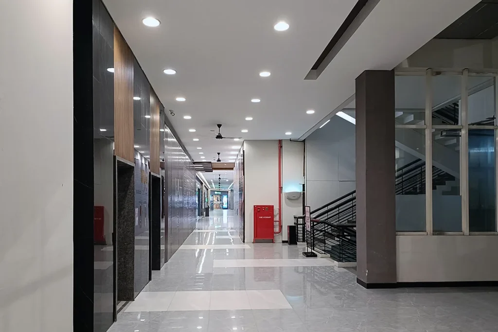 pasillo de un centro comercial copia